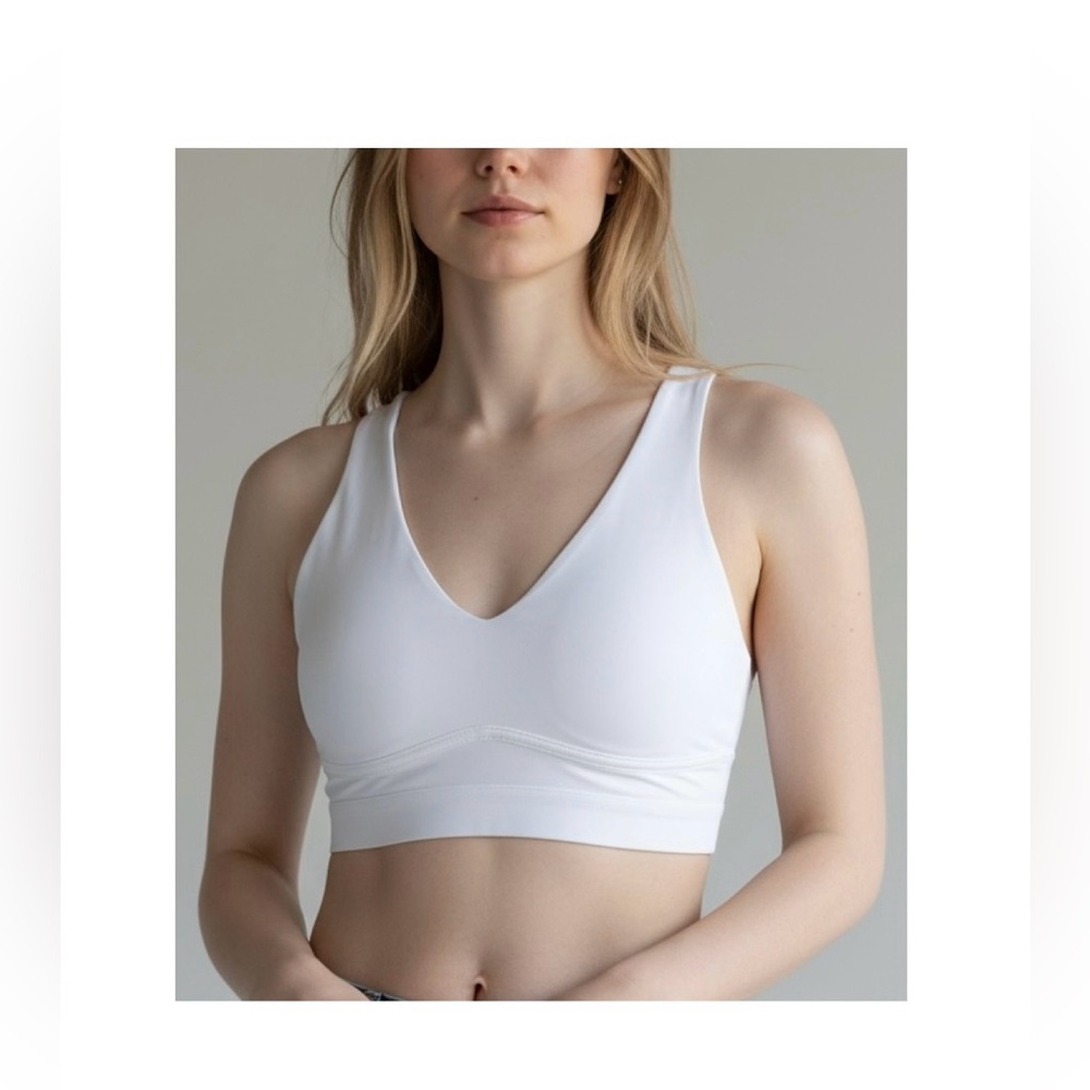 Fabletics Women’s All day everyday bra White V-Neck Sports Bra with Size Medium